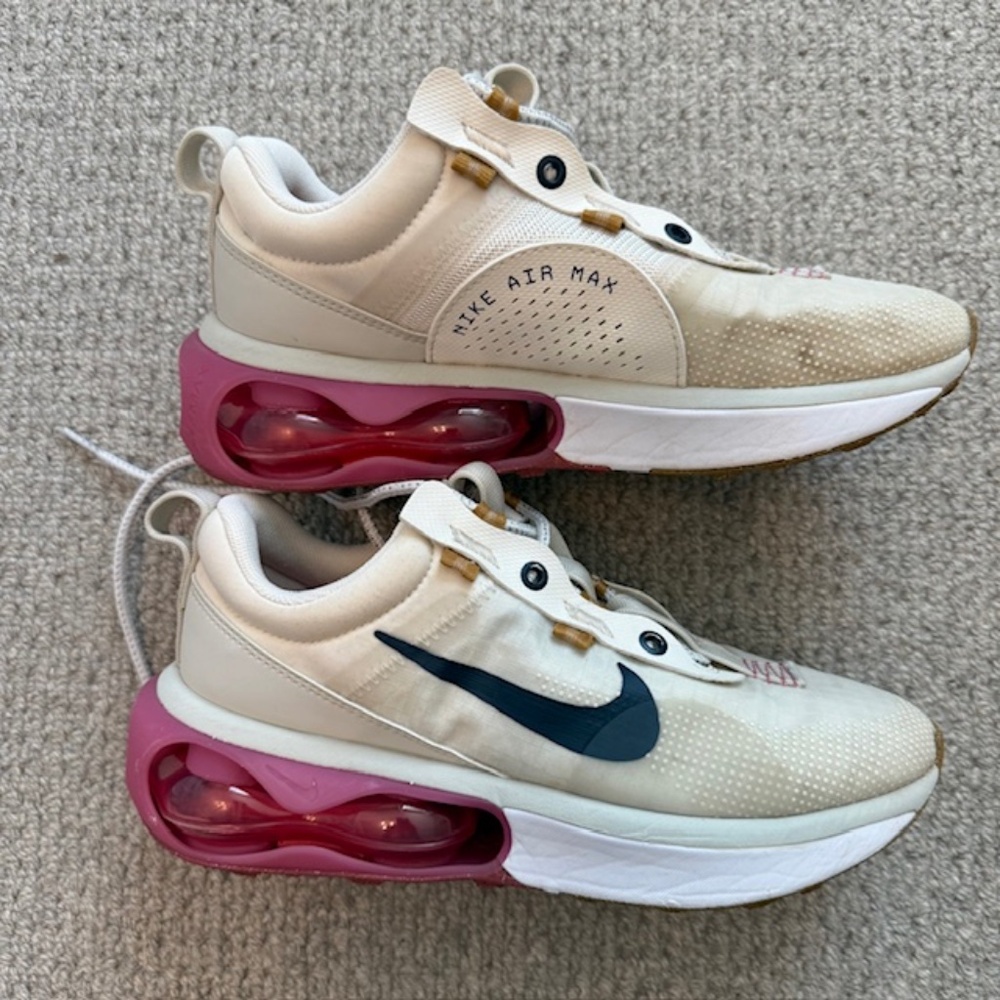 Womens Nike Air Max Tennis shoe
